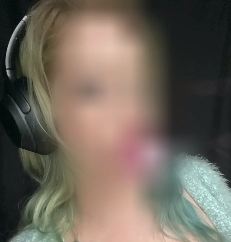 Lara, 35